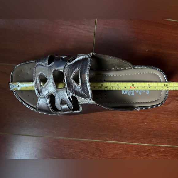 Metallic Sandals Size 9 - Picture 7 of 7